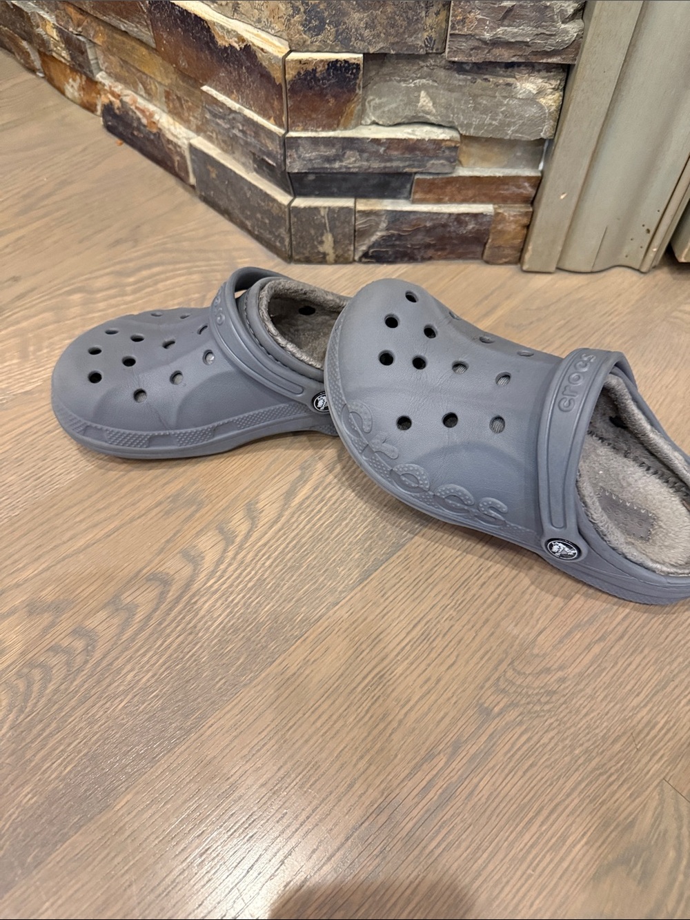 CROCS Boys Size 3 Classic Fuzz Lined Clog in Gray